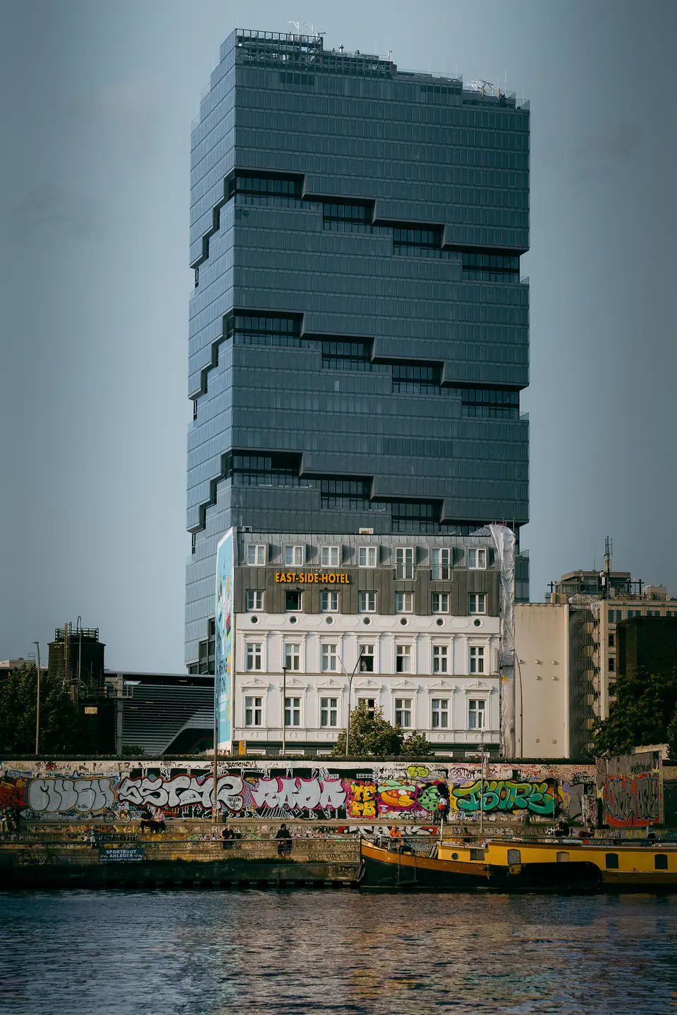 Spreeufer in Berlin: Hochhausneubau hinter einem Gründerzeitbau und der East Side Gallery