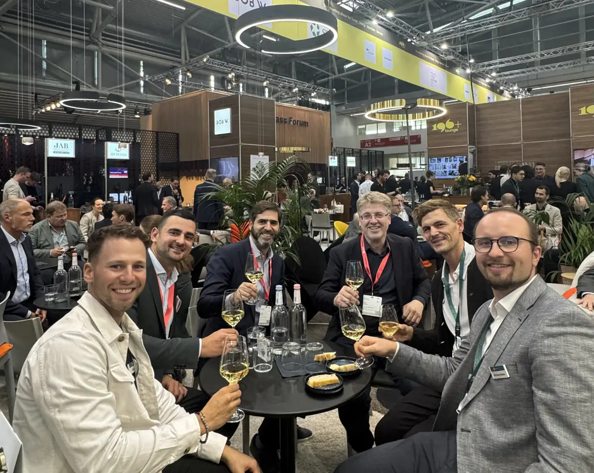 Six people at a table in the hotel and hospitality area of EXPO REAL 2026
